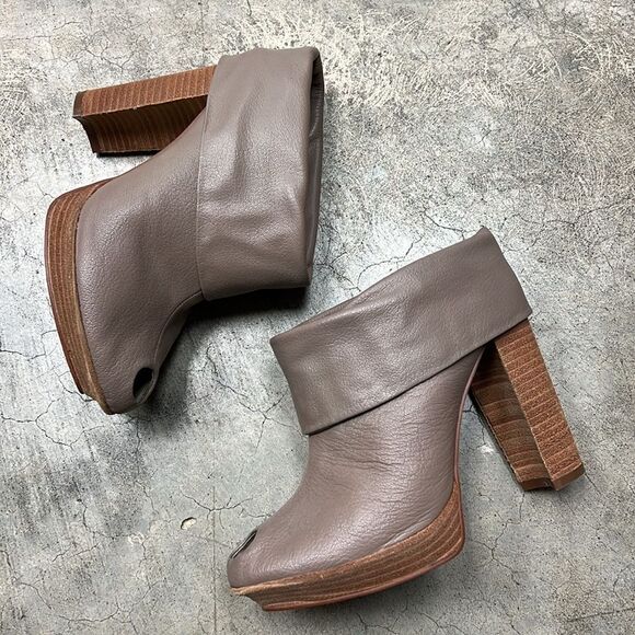 Mea Shadow 'Tosca' taupe leather peep toe bootie heels - Picture 5 of 7